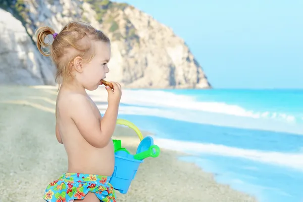 Gelukkig kind op het strand — Stockfoto