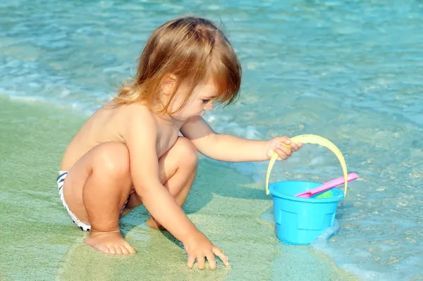 Criança feliz na praia — Fotografia de Stock