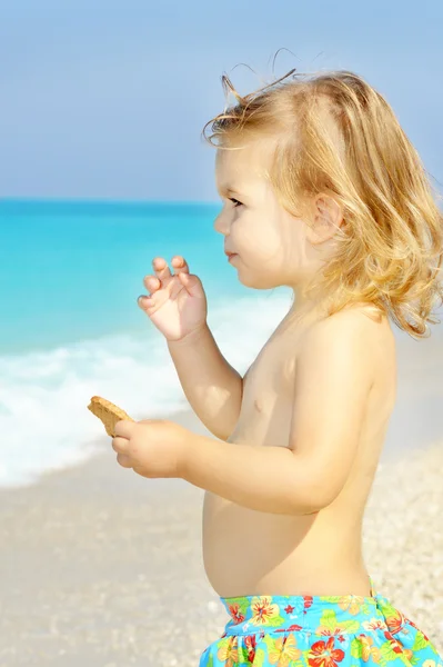 Gelukkig kind op het strand — Stockfoto