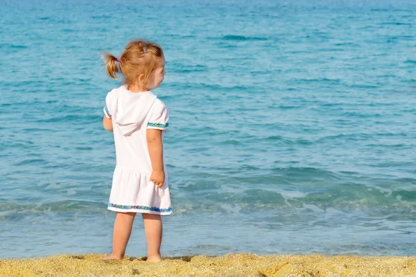 Glückliches Kind am Strand — Stockfoto