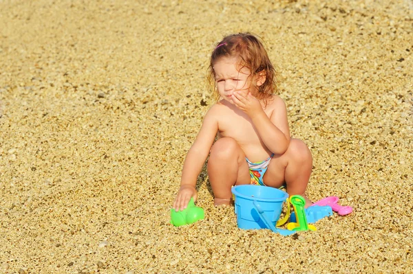 快乐的孩子玩她的玩具在海滩上 — 图库照片