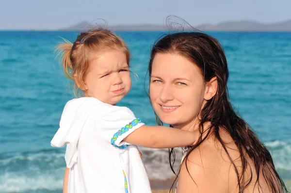 Enfant heureux avec sa mère sur la plage — Photo
