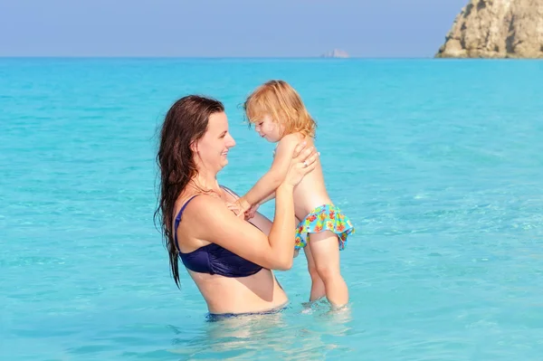 ビーチで彼女の娘と一緒に幸せな母 — ストック写真