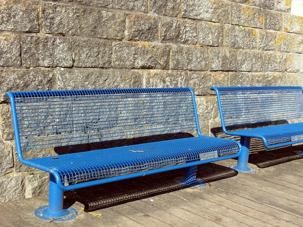 Синяя скамейка — стоковое фото