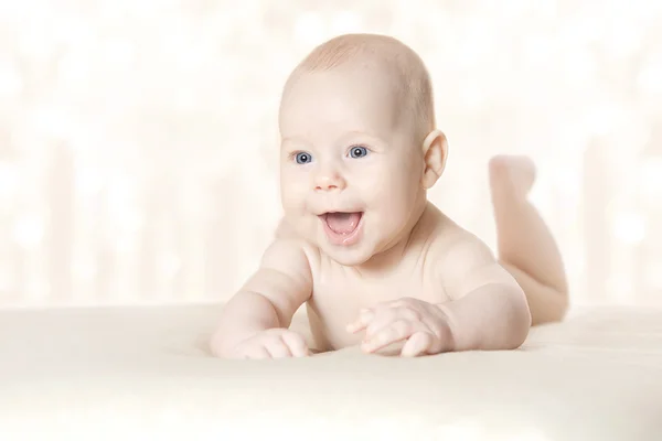 Ευτυχισμένο μωρό ενεργό που βρίσκεται στο στομάχι πέρα από την κουβέρτα — Φωτογραφία Αρχείου