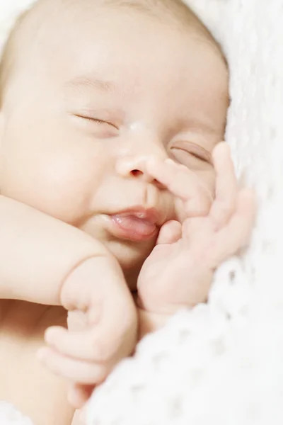 Close-up van slapende pasgeboren baby — Stockfoto