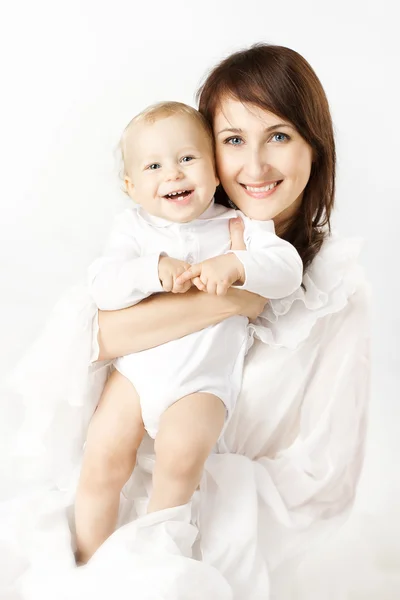 幸福的母亲抱着微笑着婴儿的白上 — 图库照片