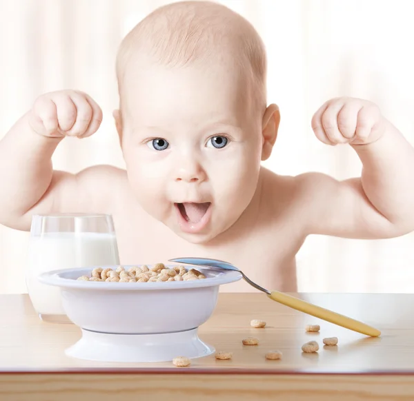 Glückliche Babynahrung: Müsli und Milch. Konzept: Gesunde Ernährung macht gesund — Stockfoto