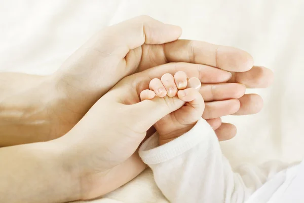 Familia, mano de bebé dentro de los padres manos — Foto de Stock