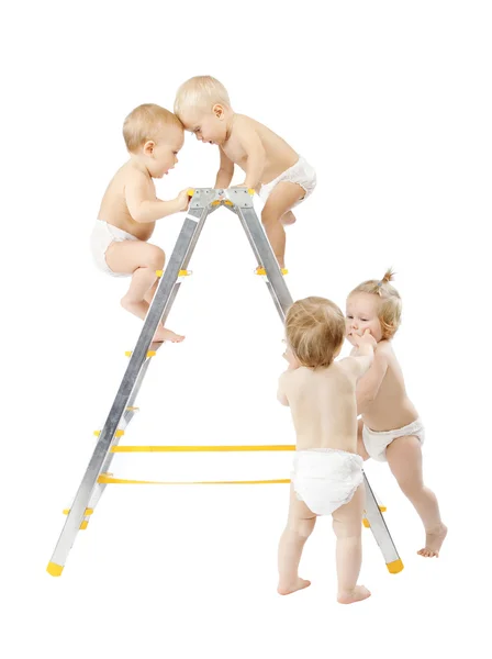 Grupo de bebês subindo na escada rolante, lutando pelo primeiro lugar — Fotografia de Stock