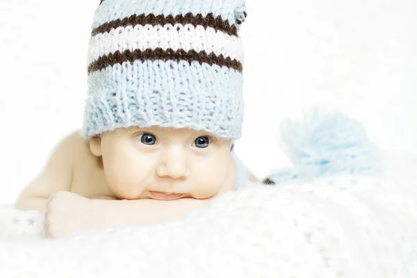 Recém-nascido bebê closeup retrato em azul chapéu de lã — Fotografia de Stock