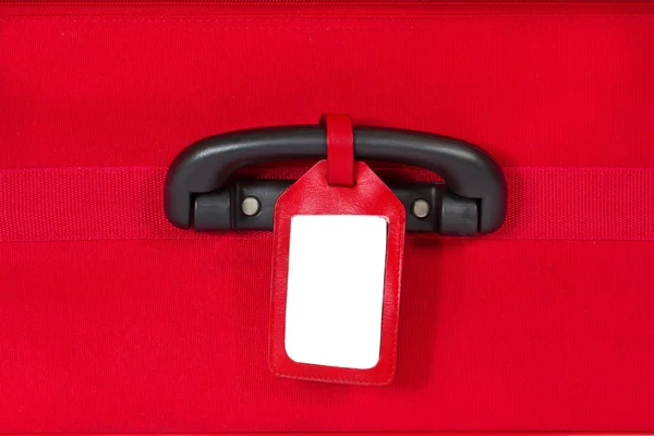 Saplı kırmızı çanta üzerinde boş kimlik etiketi — Stok fotoğraf