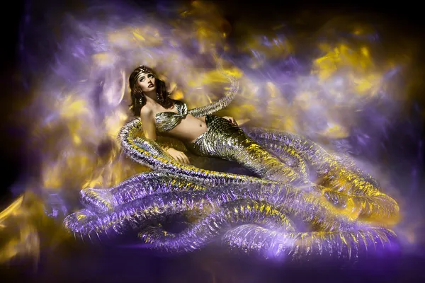 Mujer de fantasía en vestido de moda de serpiente con estilo, obras de arte — Foto de Stock