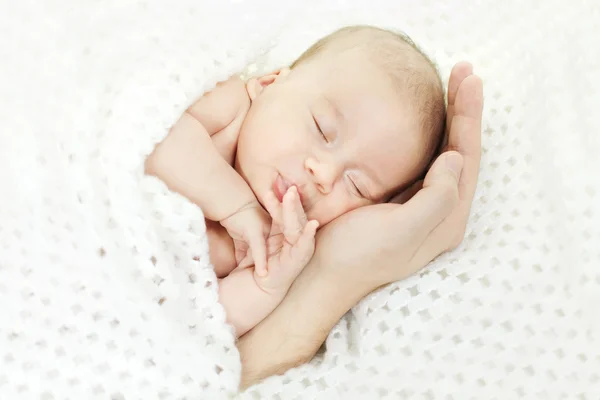 Újszülött baba kezét szülő alszik — Stock Fotó