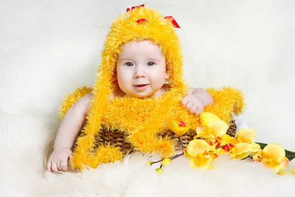 Baby i påsk korg med ägg i kyckling kostym. — Stockfoto