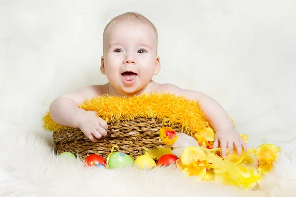 Szczęśliwe dziecko w wielkanocnym koszyku z jaj. — Zdjęcie stockowe