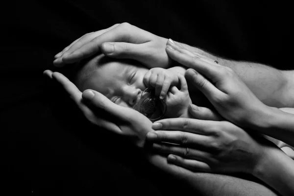 Bebé recién nacido durmiendo en las manos de los padres. Concepto: niños protecti — Foto de Stock