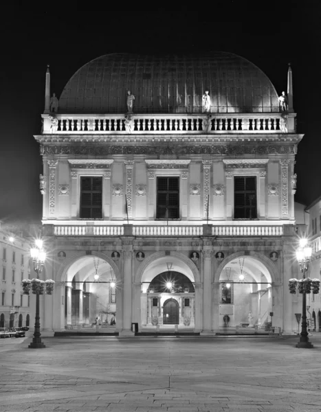 Loggia Palace en Brescia por la noche, blanco y negro — Foto de Stock