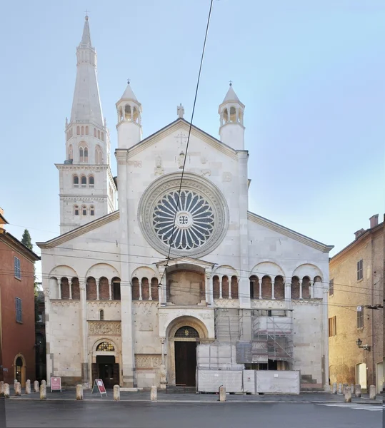 Outside the cathedral of Modena — Stock Photo, Image