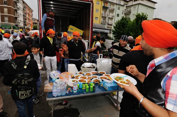 Sikh sharing food at 2012 Baisakhi festival in Brescia — Stock Photo, Image
