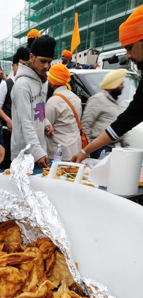 Sikh sharing food at 2012 Baisakhi festival in Brescia — Stock Photo, Image