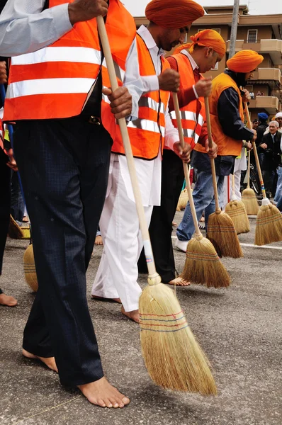 Sikh devotees sweep the road barefooted at 2012 Baisakhi festival in Brescia — Stock Photo, Image