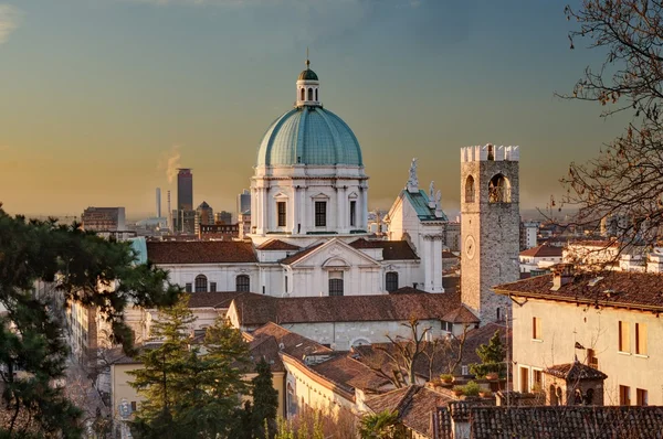 Le dôme de Duomo Nuovo à Brescia après le lever du soleil Photos De Stock Libres De Droits