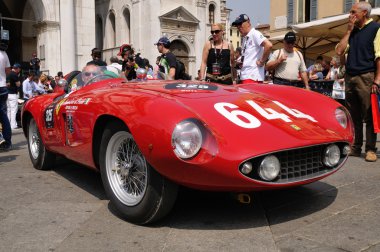 1955 kırmızı ferrari mondial 1000 miglia eski model araba yarışı Brescia inşa edilmiş.