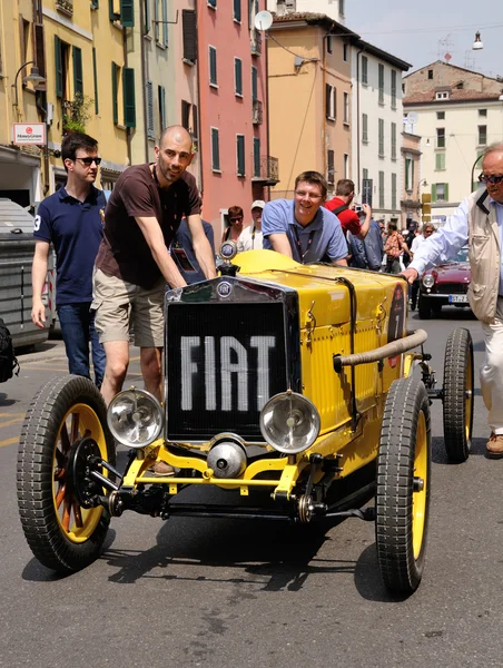 1926 gebauter gelber Fiat 509 Sport Monza beim 1000 miglia Oldtimerrennen in Brescia — Stockfoto