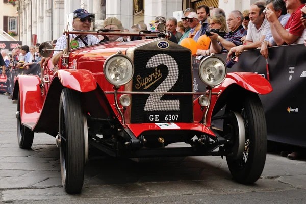 1927 construído vermelho OM Superba em 1000 Miglia corrida de carro vintage em Brescia — Fotografia de Stock
