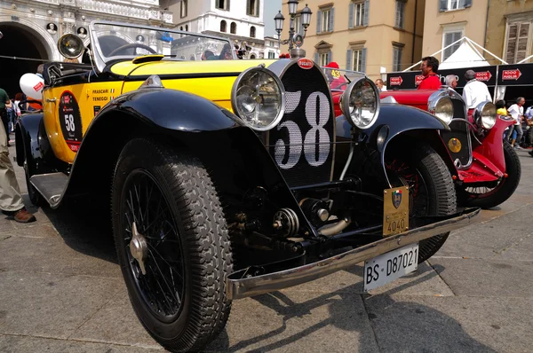 1930 construido amarillo Bugatti Tipo 40A en 1000 Miglia carrera de coches antiguos en Brescia — Foto de Stock