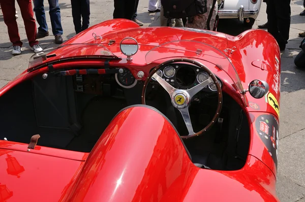 1955 建在 1000年由 miglia 老爷车比赛在布雷西亚的红色法拉利蒙迪 — 图库照片