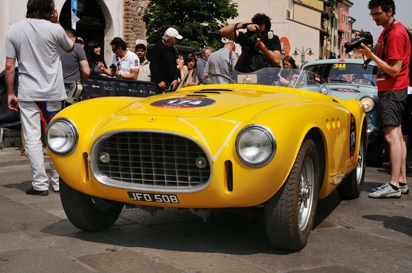 1952 construido amarillo Ferrari 225 exportación en 1000 Miglia carrera de coches antiguos en Brescia —  Fotos de Stock