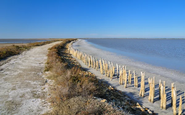 Estrada de terra em uma lagoa de evaporação de sal abandonada — Fotografia de Stock