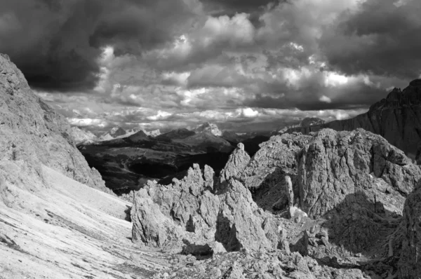 Uitzicht over passo gardena in de dolomiti - zwart-wit — Stockfoto