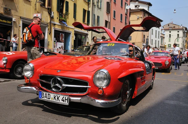 1955 construiu vermelho MERCEDES-BENZ 300 SL W198-I em 1000 Miglia corrida de carro vintage em Brescia — Fotografia de Stock