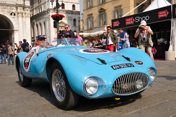 1953 construido azul claro GORDINI T24 S en 1000 Miglia carrera de coches antiguos en Brescia —  Fotos de Stock