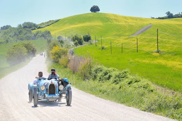 A 1925 construit bleu clair BUGATTI Type 35 A à 1000 Miglia course de voitures anciennes — Photo