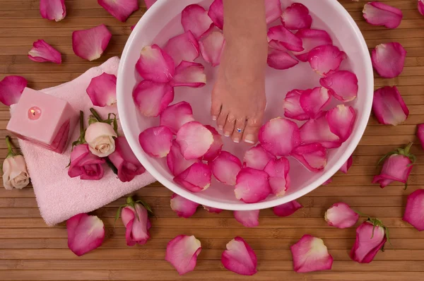 Spa Tratamento com rosas aromáticas, pétalas e velas — Fotografia de Stock