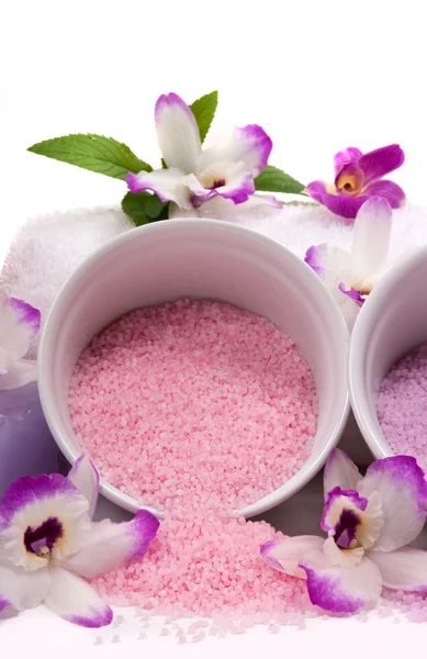 お風呂の塩の結晶と、スパでの蘭の花 — ストック写真
