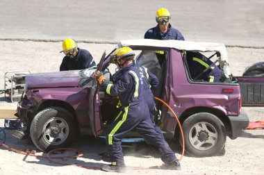 bir kaza kurbanı kurtarmaya çalışan kurtarma ekibi