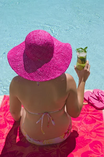 Relaxing near the pool on vacation — Stock Photo, Image