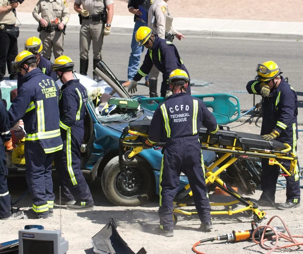 Équipe de sauvetage essayant de secourir une victime d'accident — Photo