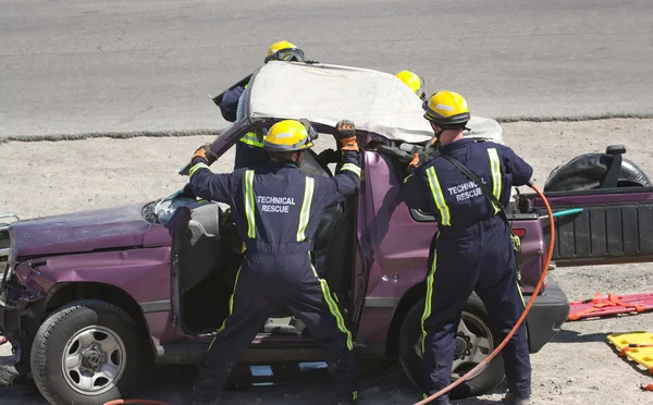 Equipa de resgate a tentar salvar uma vítima de acidente — Fotografia de Stock