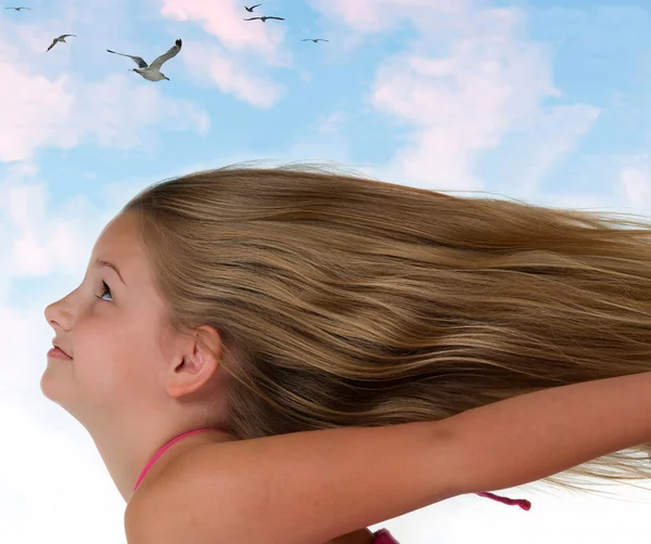 Voando menina com cabelo bonito — Fotografia de Stock