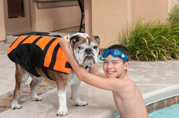 子供と彼のペットの犬 — ストック写真