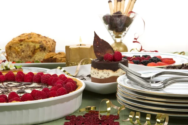 Elegáns asztali sok desszertek és gyümölcsök — Stock Fotó