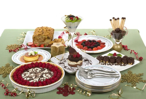 Elegante tabel met vele desserts en fruit — Stockfoto