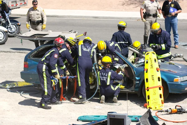 Спасательная команда пытается спасти жертву аварии Лицензионные Стоковые Изображения