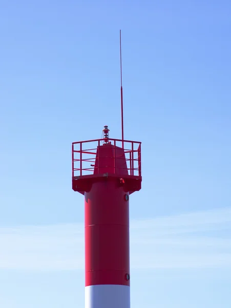 Der Leuchtturm am Rande des Hafens — Stockfoto